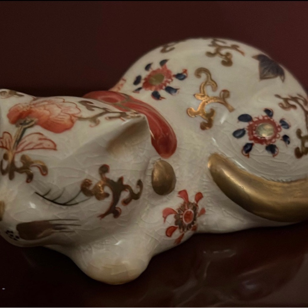 Vintage Kutani Imari Japanese Porcelain Sleeping Cat Figurine